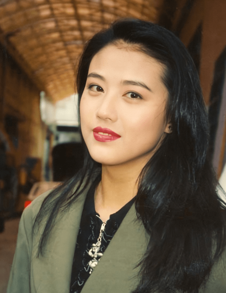 周海媚在北京安葬母亲放弃继承上亿财产聪明的分给了其他子女