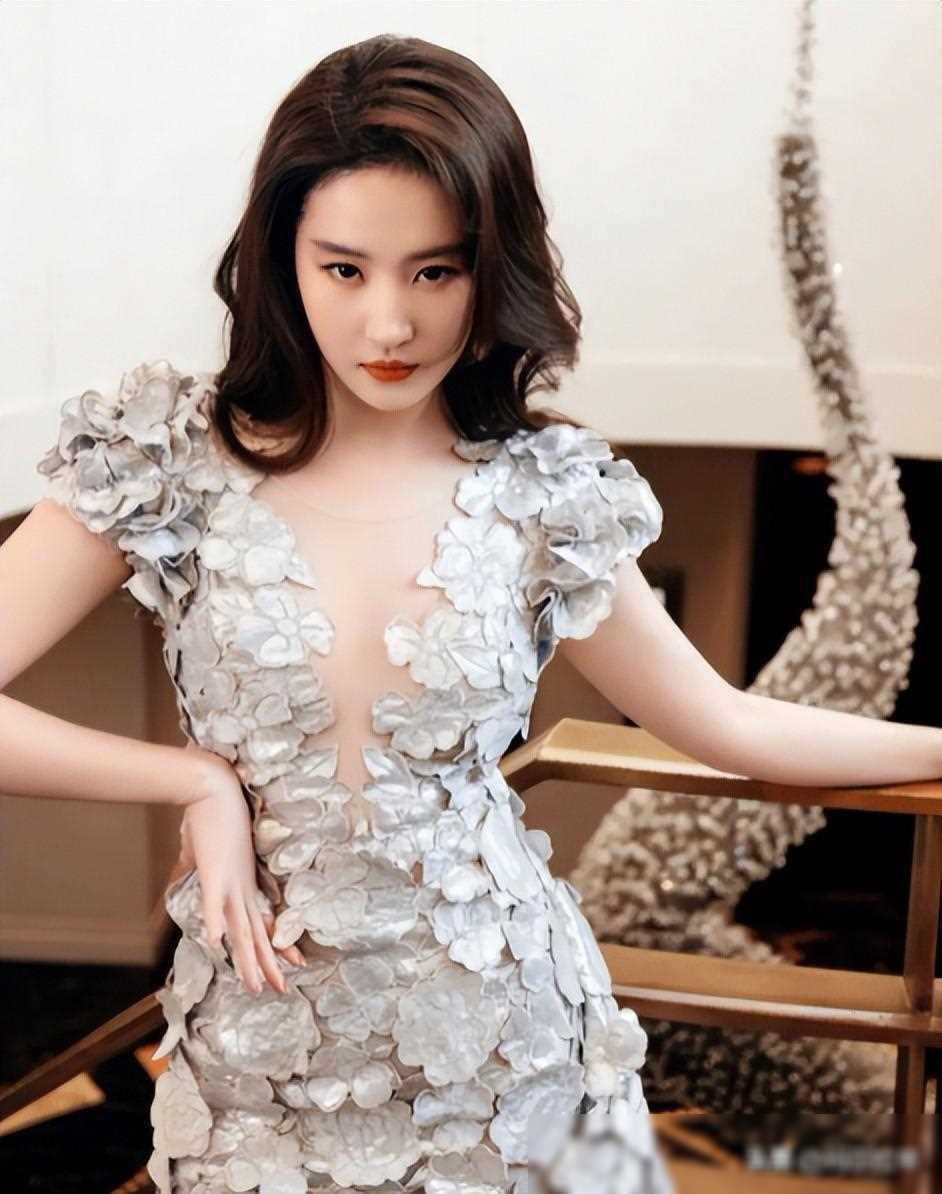 刘亦菲户外爬山素颜紧身衣显身材合影没架子