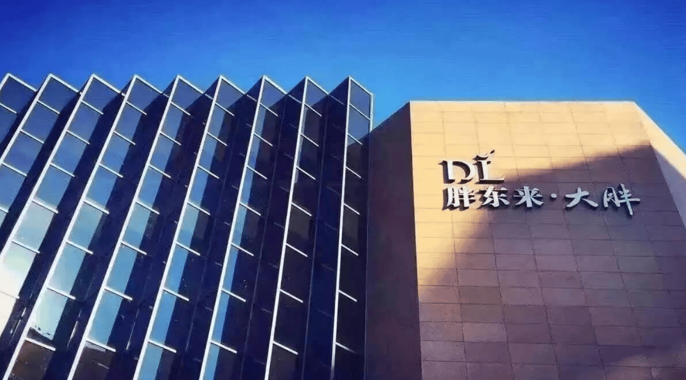 胖东来员工月收入到手最少8千,每年休假140天,高管配300万的车