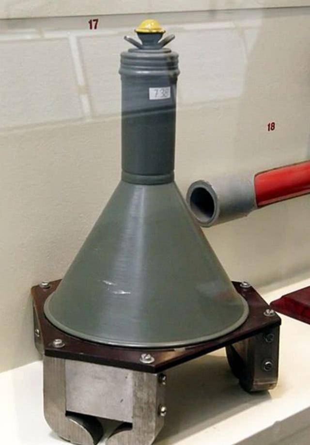 hhl采用圆锥形结构,圆锥顶端安装有类似m24手榴弹_摩擦引信.