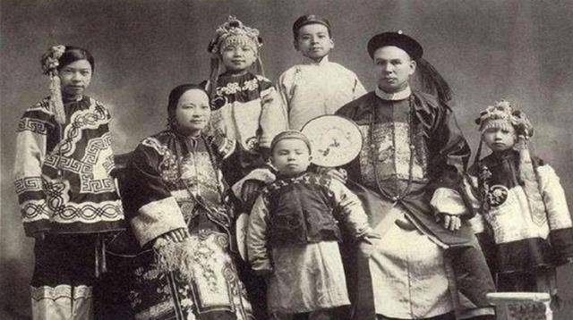 八旗子弟今何在和珅后代在东北种地耕田至今仍保留旗人精致