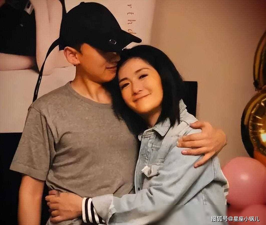 张杰谢娜带娃迪士尼游玩十指紧扣如热恋情侣保姆抢镜