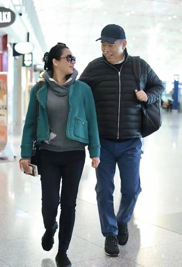 原创陈红走机场被拍穿绿开衫套卫衣时髦减龄跟老公相视一笑好甜