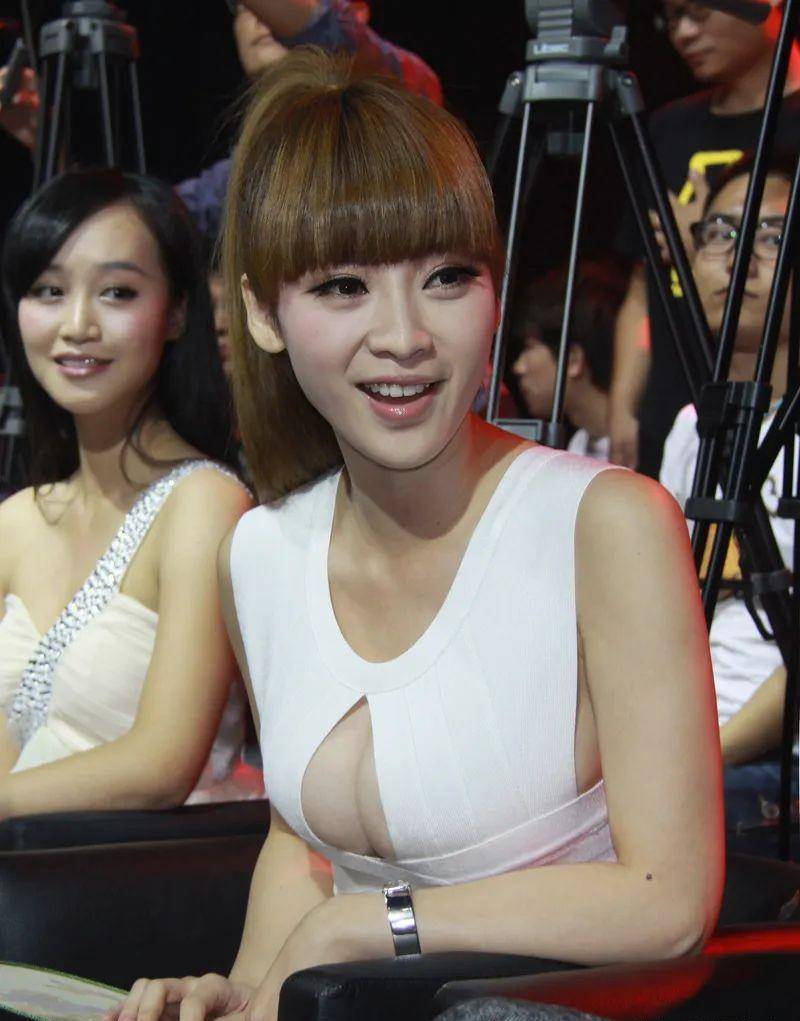 "时尚女神"柳岩穿搭大胆优雅,凹凸圆润的曲线身材着实撩人