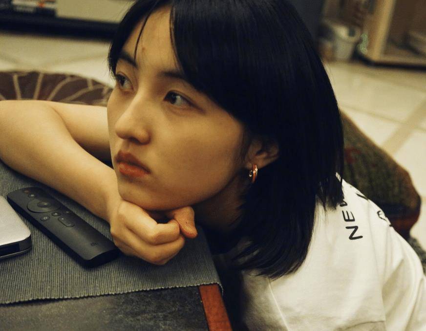 《我的姐姐》拍摄生图流出,失去十级精修后,张子枫的腿很真实