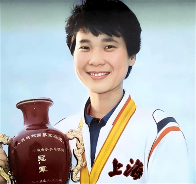 女乒一姐曹燕华:喝酒抽烟烫头,嫁施之皓20年,57岁再婚她幸福吗_乒乓球