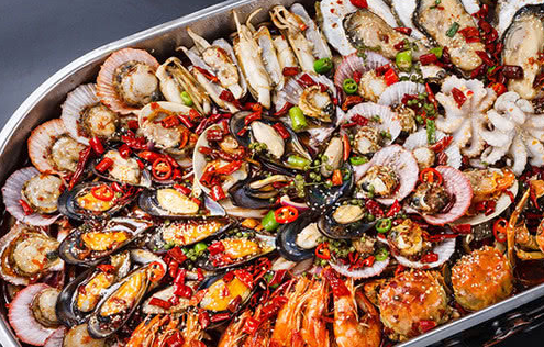 金链子,小手表一天三顿小烧烤,这意思是说有钱人都喜欢吃烧烤.