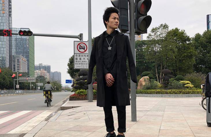11岁创办葬爱家族被富婆百般追求的罗福兴后来怎样了