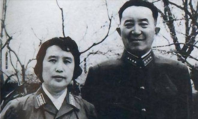 六位元帅,一位大将同框合影,站在c位的是谁?