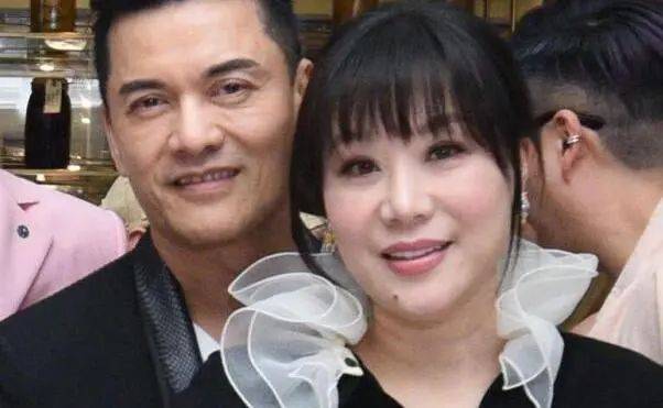 70岁吕良伟与三婚娇妻看樱花,穿搭时髦大15岁的他抢尽风头!