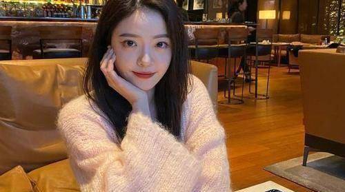 华谊千金王文也罕见秀恩爱,两人身高相仿,表示主动追求男友