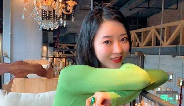 她因刘强东走红,国外住豪宅开名车生活奢华,如今成为万人迷_因为_照片