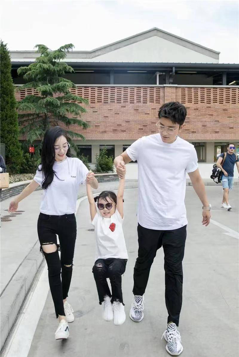 甜馨突然空降直播间狂刷礼物成贾乃亮直播间傍一网友父女情深