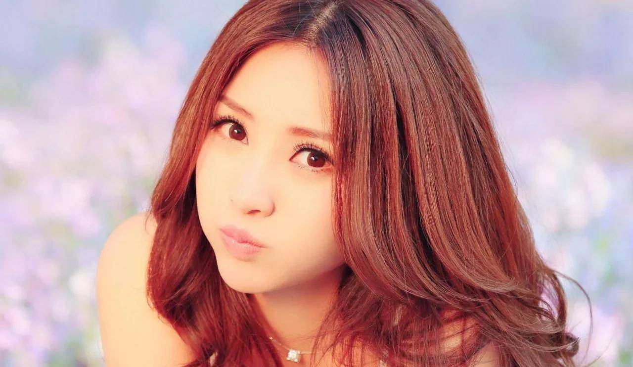 原创新四大美女柳岩回眸一笑百媚生魔鬼般身材让人羡慕不已