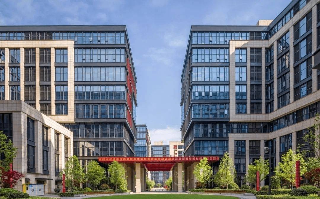 一路走来,灿辉一直在给我们及这座城市,带来不一样的惊喜.