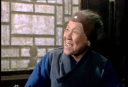 刘姥姥逗笑功夫,比电视里笑星强得多,真是句句藏笑料_贾母_鸳鸯_众人