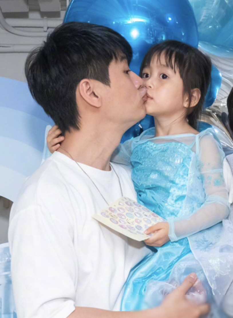 杨怡庆生罗仲谦父女高颜值姐弟像双胞胎,甜蜜亲吻曝光