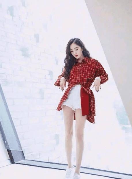 杨幂复工又"带货"了,穿西装配亮面皮裤亮相,粉色针织帽好时髦