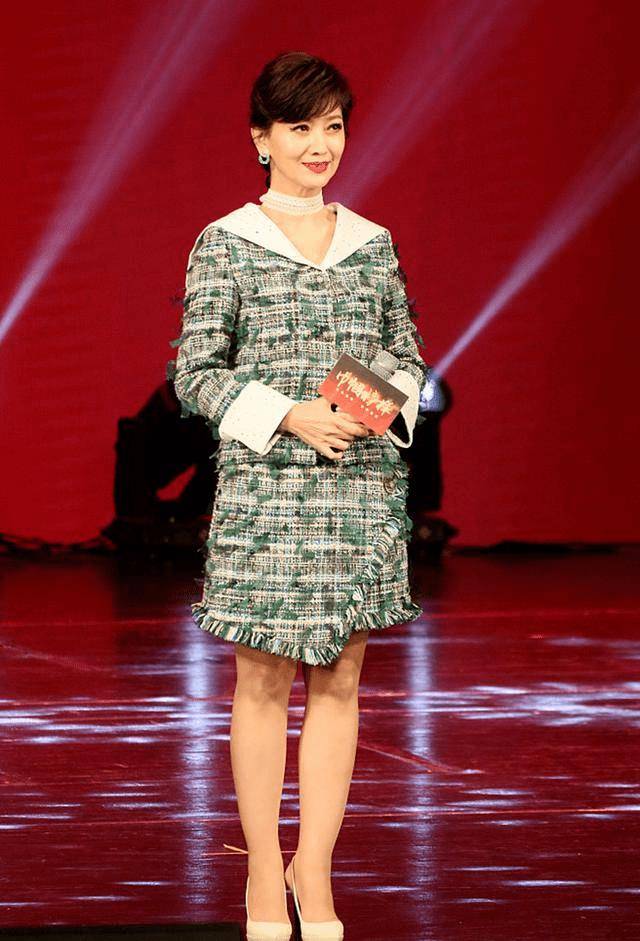 原创穿镂空裙走红毯满脸皱纹却不影响美赵雅芝修图还是身材美丽