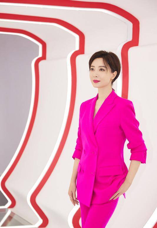 陈数现身活动穿黑色丝绒款小西装每次的私服都显气质端庄