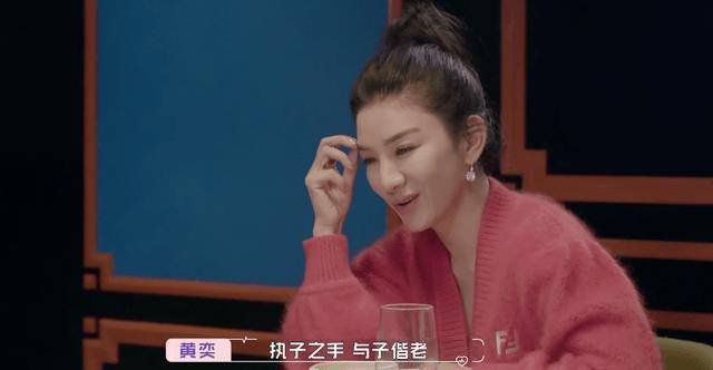 黄奕崔伟有后续,女方现身机场被拍,手上戒指暴露恋情进展