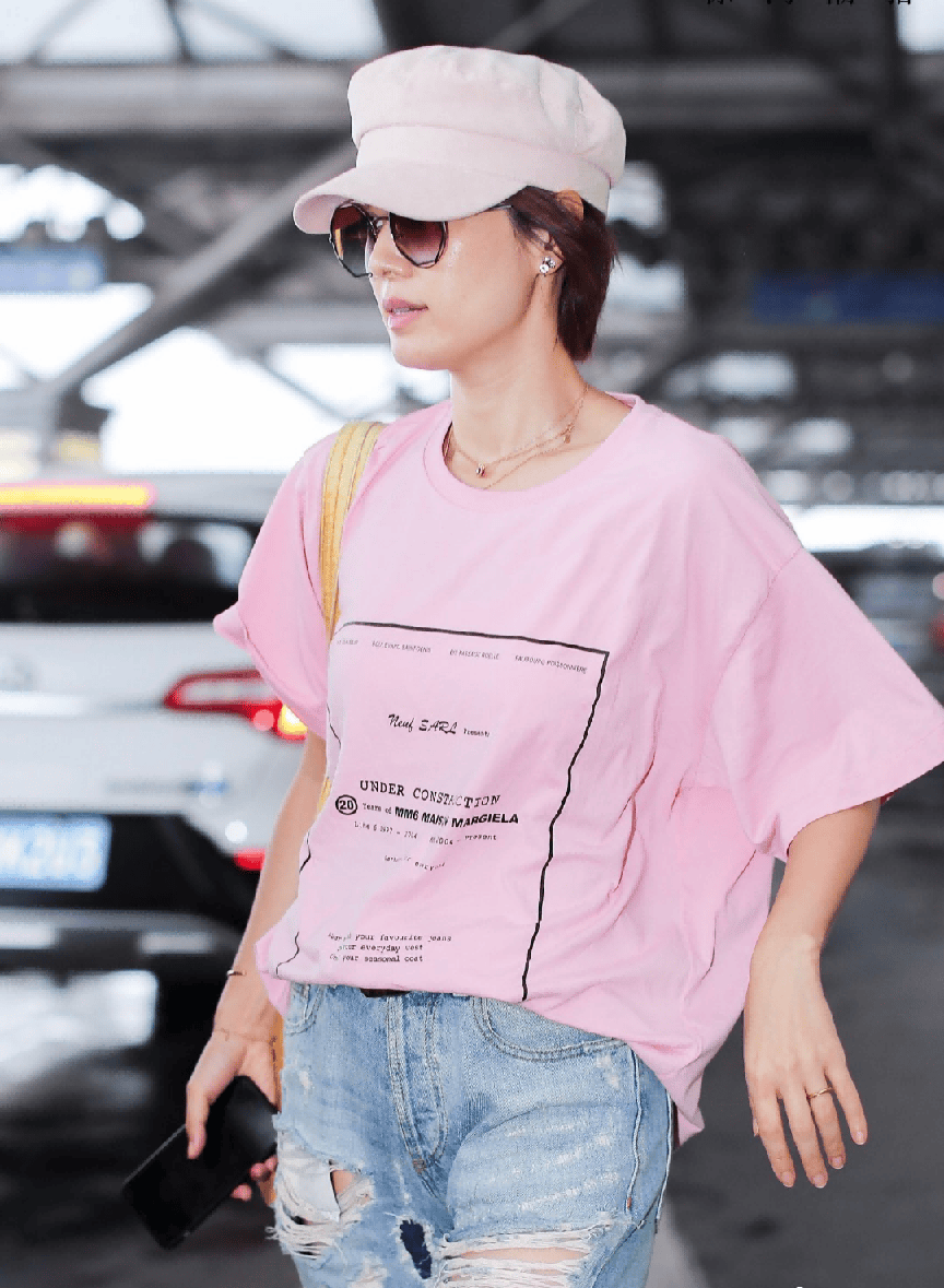 马伊琍真懂上海时尚,穿白衬衫 绿花裤子 渔夫帽,时髦洋气又减龄