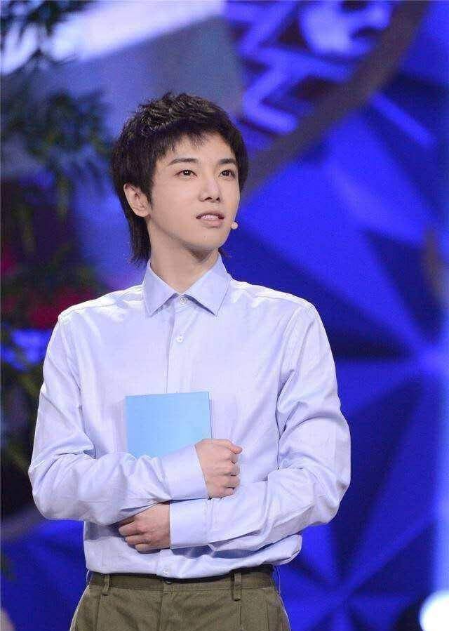 华晨宇一件卫衣穿7年,戴"大爷帽"配墨镜,连庆生造型都一样