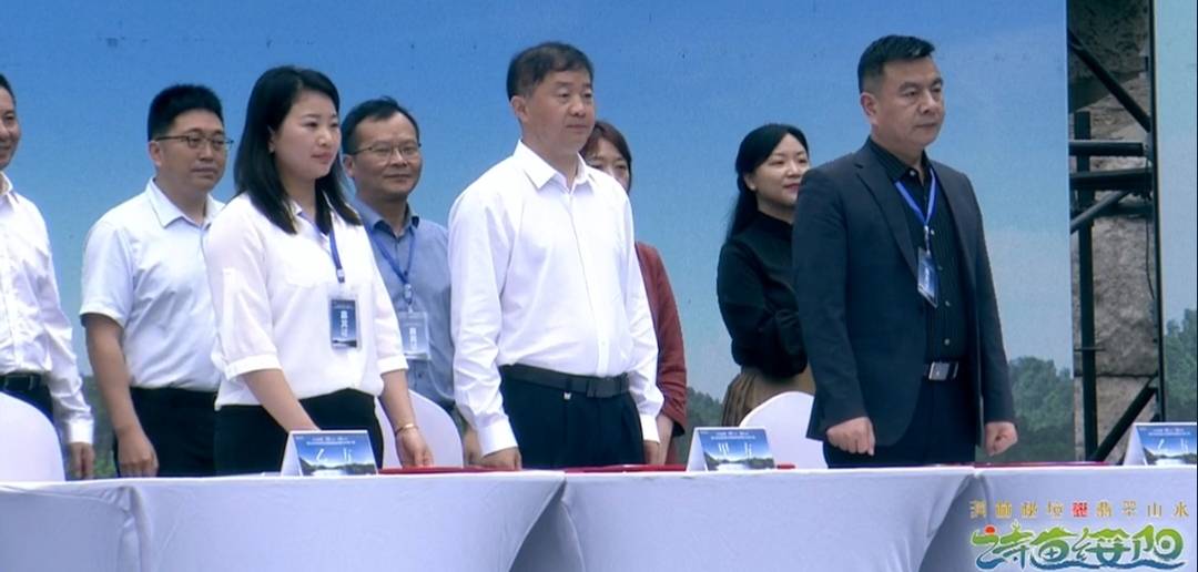 签约仪式现场推介会还举行了签约仪式,绥阳县人民政府副县长徐春与