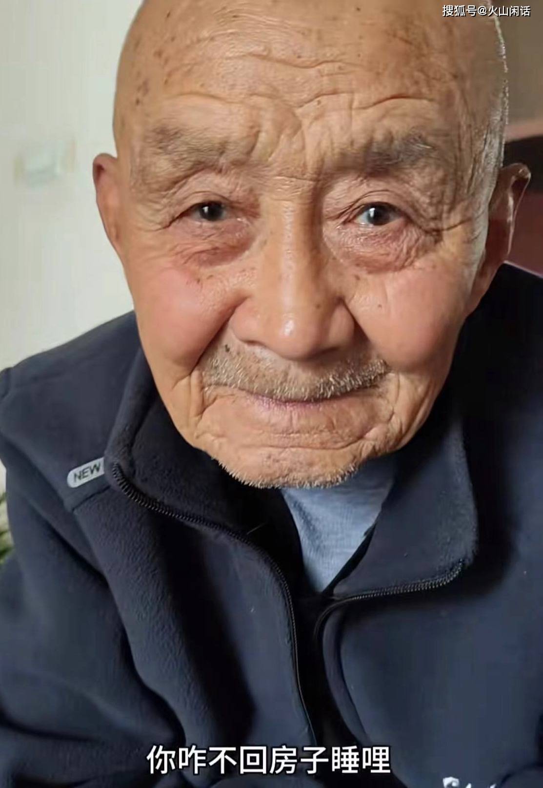 女子回娘家探亲,101岁爷爷从抽屉拿出收藏的鸡腿,让人