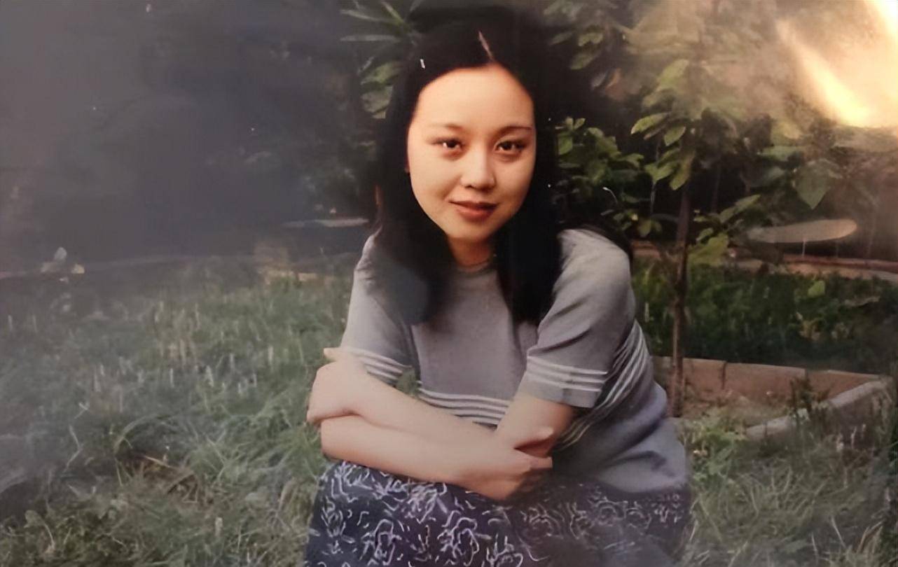 原创前夫净身出户52岁闫妮至今单身三段恋爱始终无果