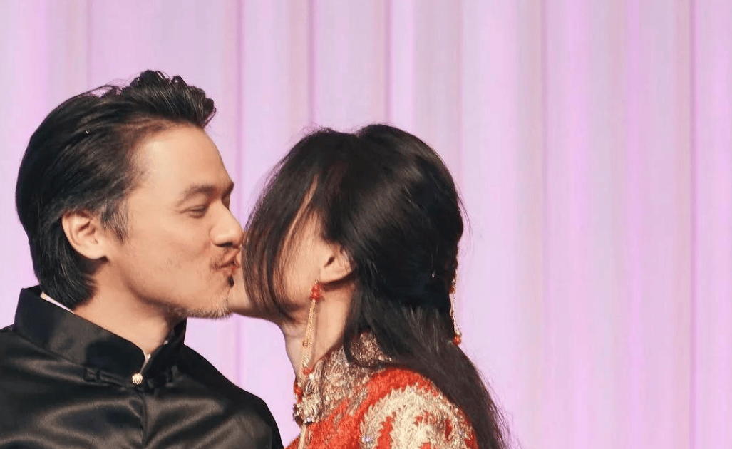 48岁舒淇公开秀恩爱穿中式婚服和老公摆拍长发飘飘仍有少女感