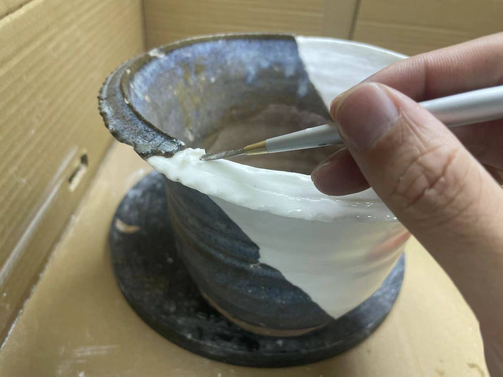 "对这批陶瓷器修复,我们尝试运用了两种方法,一种是展示修复,就是让人