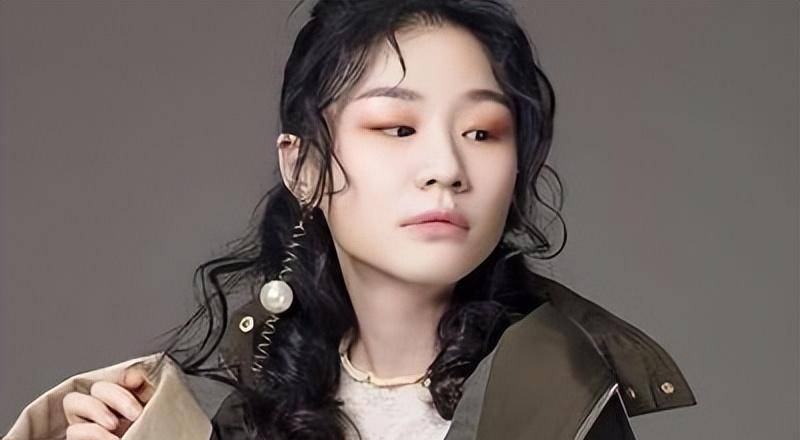 2,金靖如今莫文蔚已经53岁了,但她的身材依旧十分火辣.