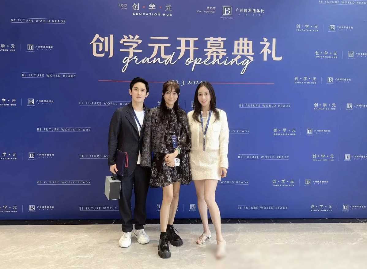 庄家彬夫妇与超欣合照,妻子站中间比丈夫高,三子受宠爱_程新惠_婚姻