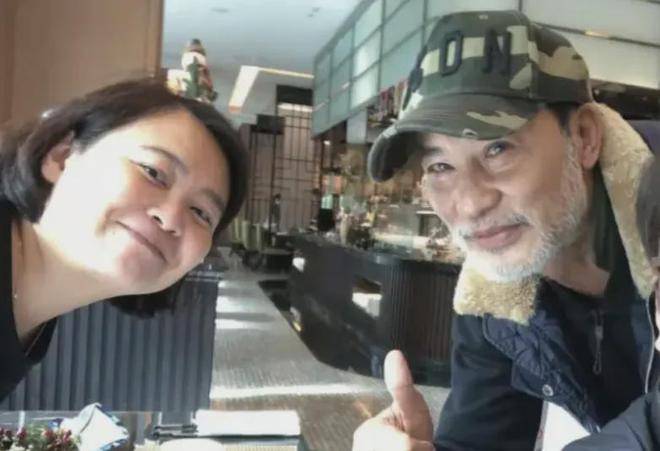 成龙须发皆白,被称"断崖式老去",人至暮年,何以安身?