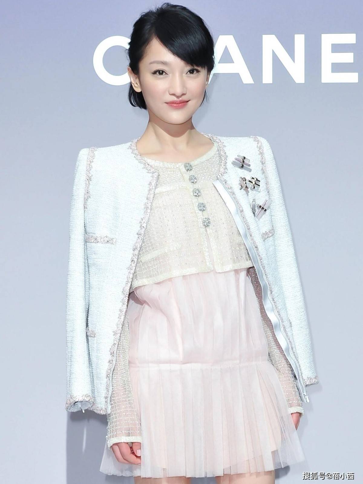 终于明白香奈儿的眼光,周迅这身搭配,连土味白丝袜都穿出国际范