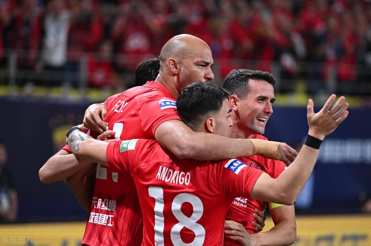 第52分钟,比赛出现"争议性"一幕,费利佩的射门打在杜加利奇的胳膊上