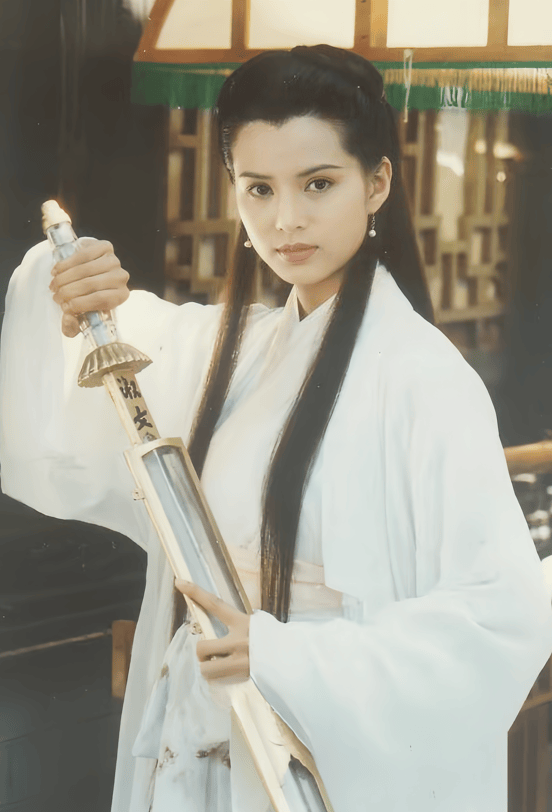 淑女剑象征着女主角的高洁,泪痕剑则带着传奇故事,并引发了一系列的