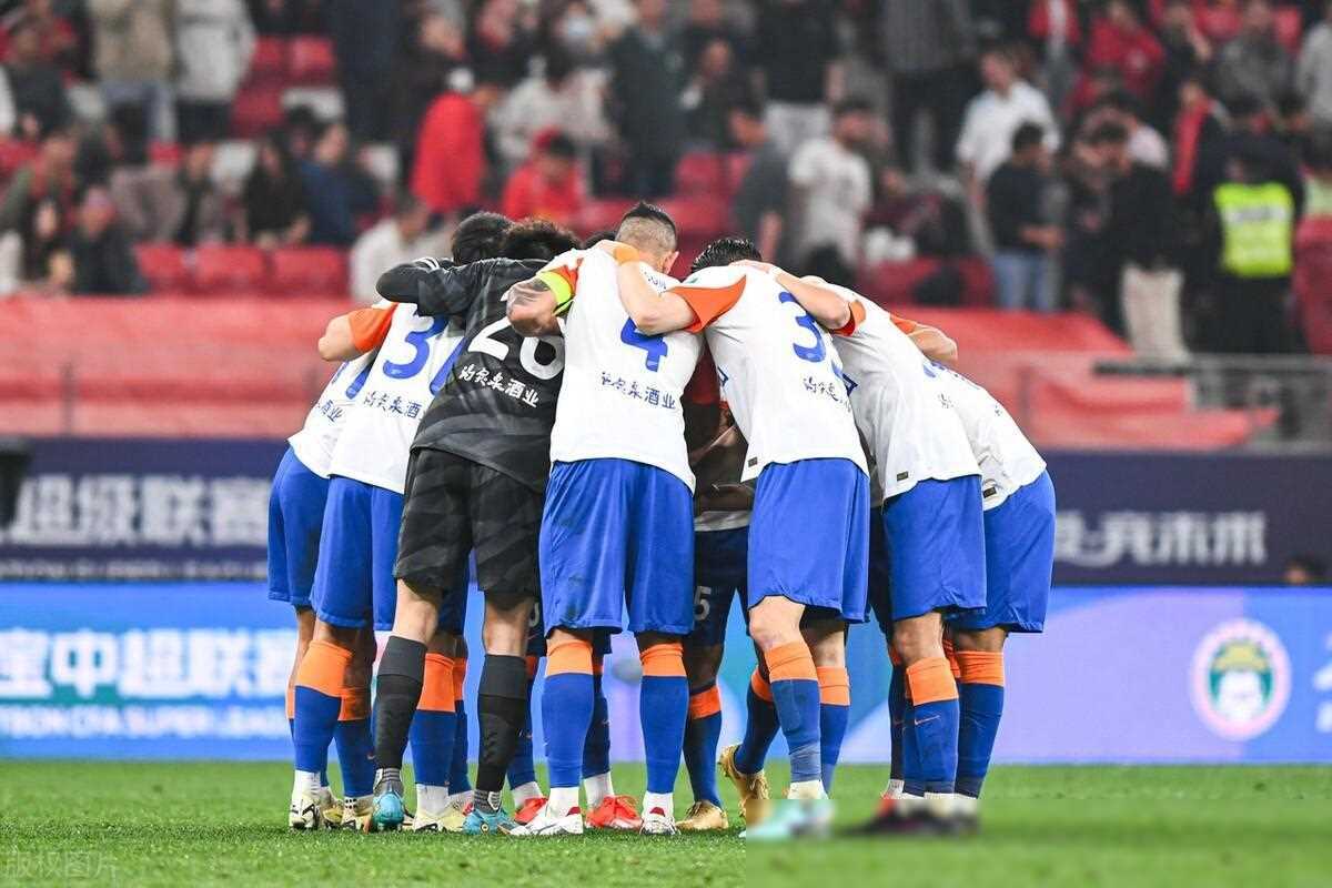 相反,上海海港队在进攻方面表现出色,但在