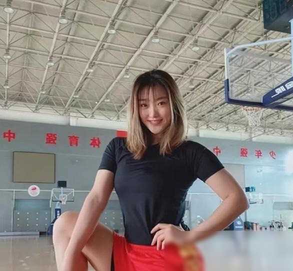 女篮李梦照片曝光:身材微胖凸出,风韵犹存!_篮球_生活_成为了
