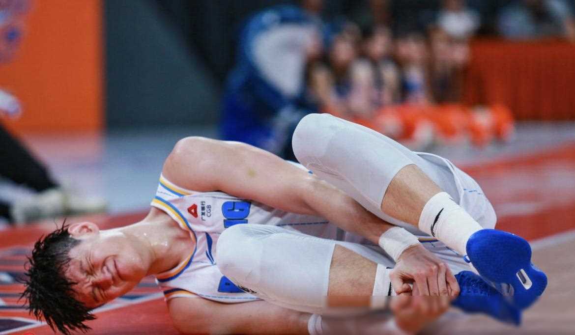 上海前锋垫脚男篮天才事件引发争议:劣迹坐实cba恶汉身份