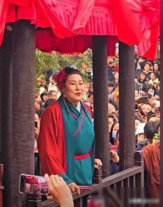 开封王婆"接班人"真实身份揭秘,变性豫剧大师引发热议!
