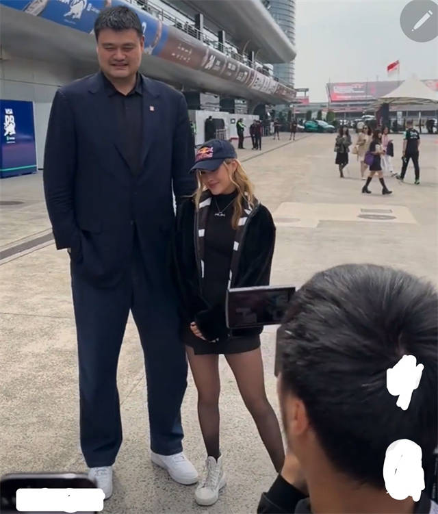 谷爱凌见姚明名场面!1米75的大长腿美女,在他面前却像1米4儿童