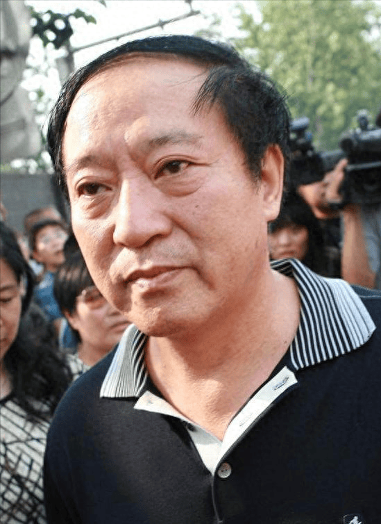 3次弃搭档冯巩去当县长,58岁婚姻破裂,如今71岁的牛群现状如何