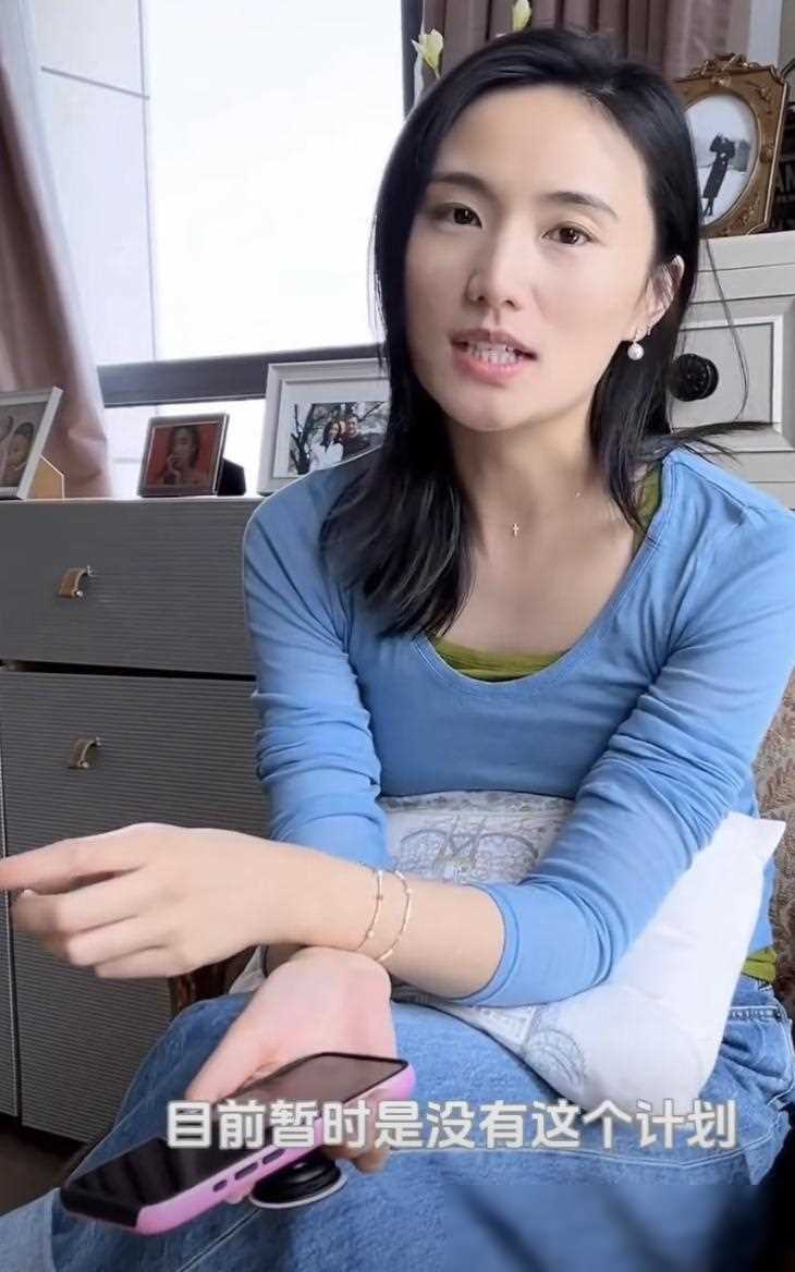 李亚鹏妻子晒全家福,李嫣兔唇已修复,李嫣五官像王菲更多