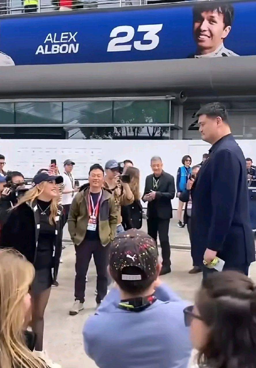 谷爱凌穿超短裙现身上海！曾拒绝与姚明合影，与周冠宇贴脸热聊