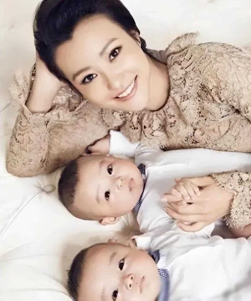 郝蕾独自抚养双胞胎儿子,离婚后的生活现状如何?