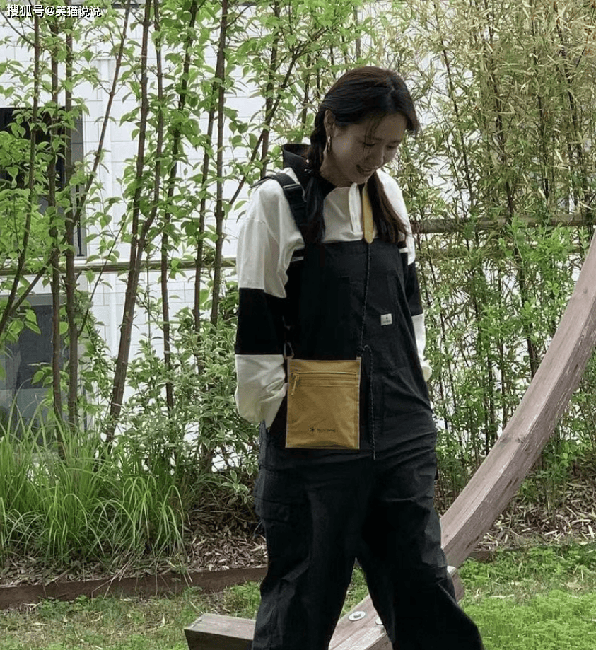 孙艺珍ins晒照:双麻花辫吊带裤好甜美,穿玄彬代言服装好恩爱