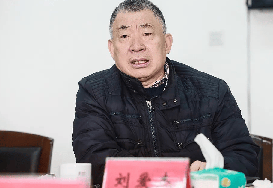 比李铁更贪!体坛大鱼带着世界冠军妻子一起捞金,3万块都不放过