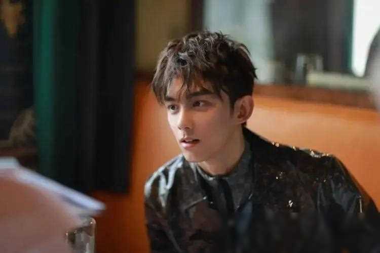 吴磊骑行剧照,半裸上身,腹肌肱二头肌超性感,引爆青春荷尔蒙